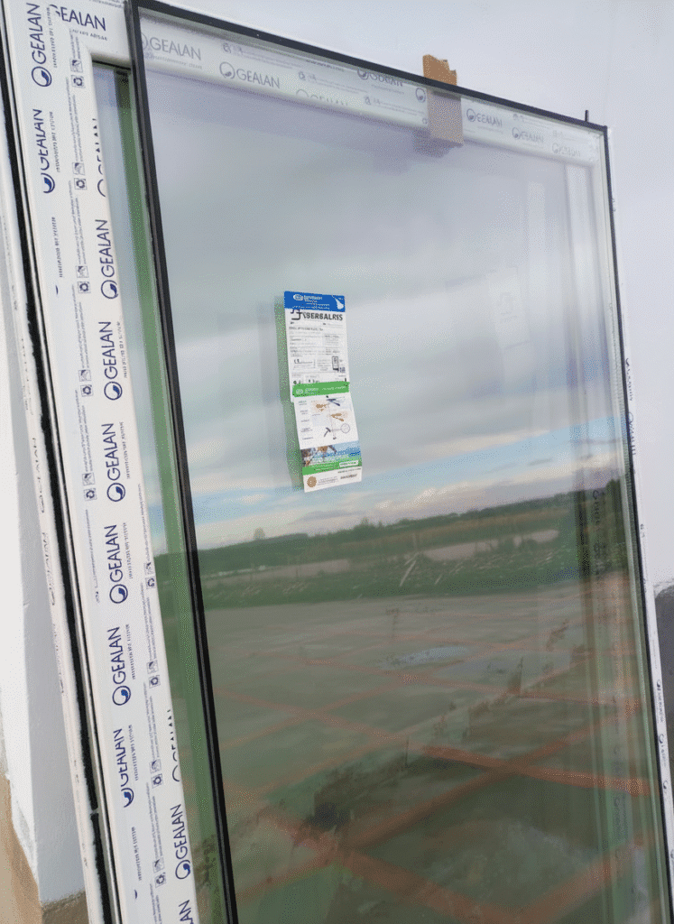 Detalle de sistema de doble acristalamiento en ventana PVC para máximo aislamiento térmico y acústico