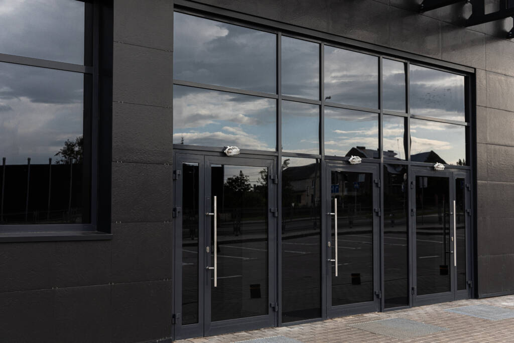 Vista detallada de puerta exterior de PVC de alta calidad mostrando acabados y sistema de cierre seguro