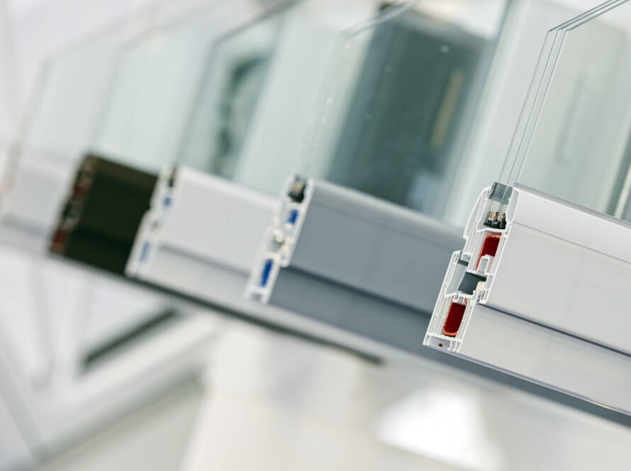 Sección transversal de perfil de ventana PVC con sistema multicámara y refuerzo de acero interior