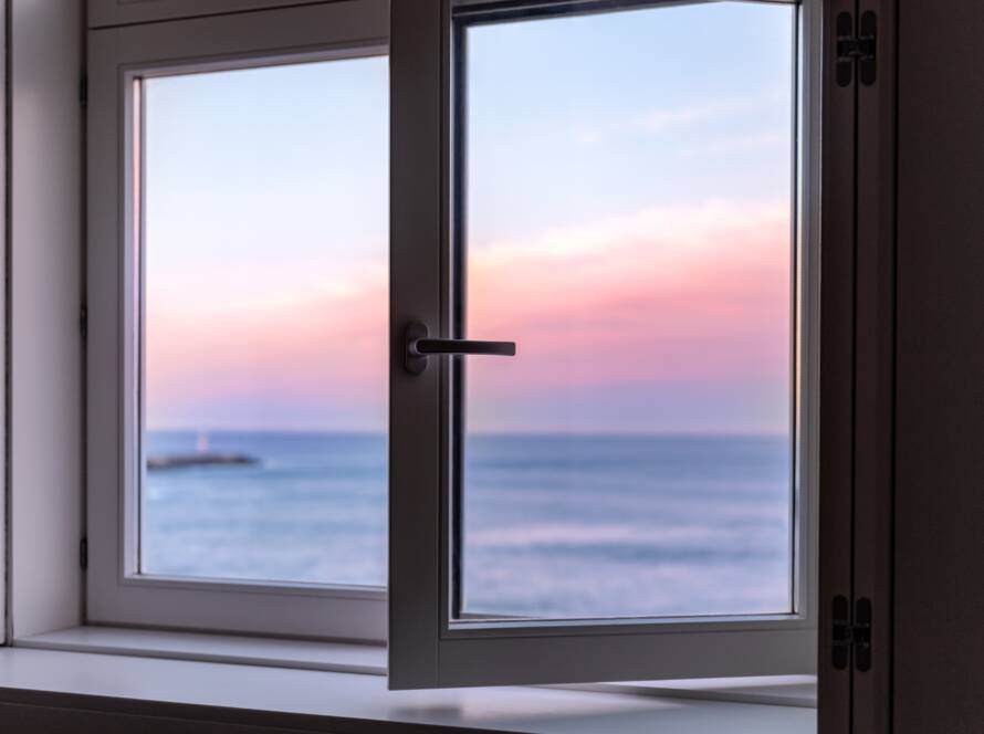 Ventana de PVC blanca oscilobatiente con doble acristalamiento para máximo aislamiento térmico y acústico