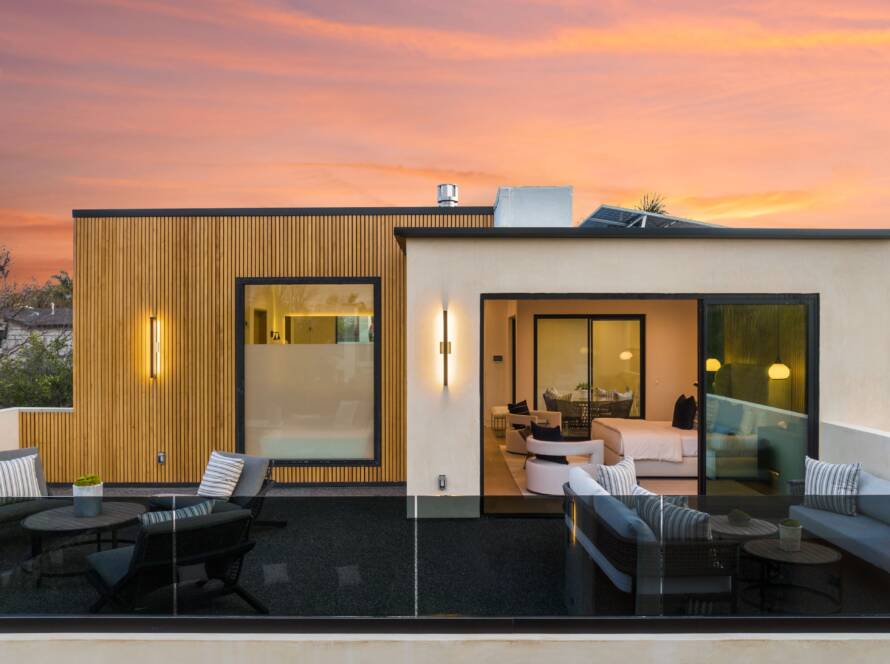 Cerramiento de terraza en ático con grandes ventanales correderos de PVC sistema Gealan-Linear color negro mate