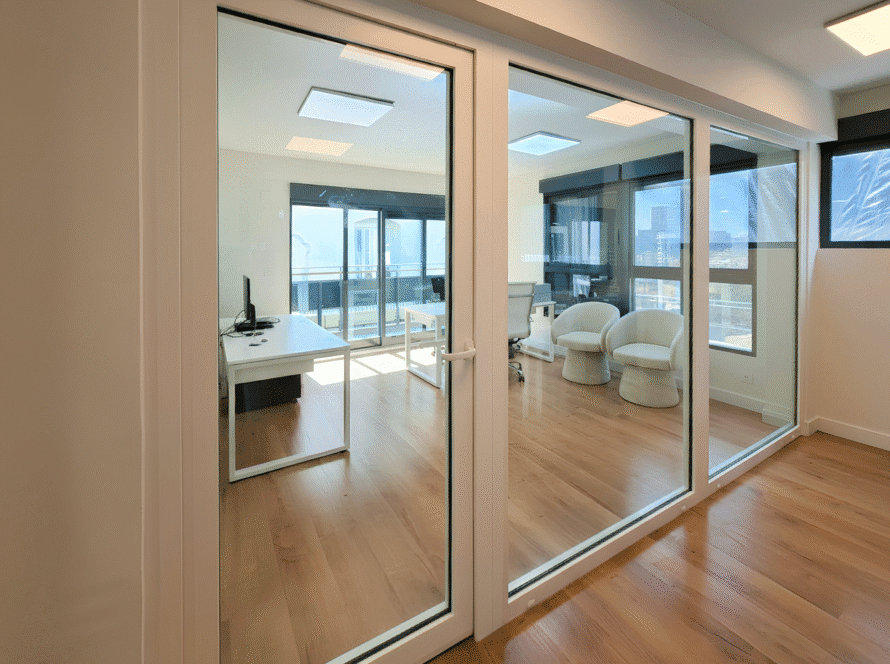 Cerramiento de oficina con puertas de PVC blancas y vidrio de aislamiento acústico extremo para salas de reuniones