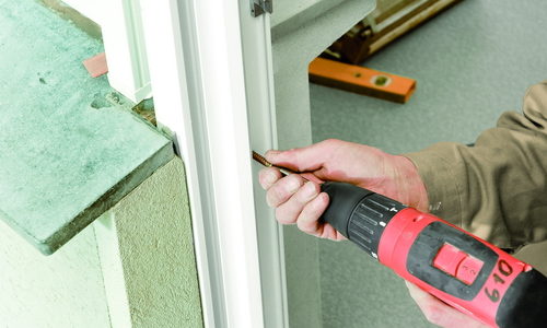 Técnico haciendo instalación - Puertas y ventanas de pvc Termprotect