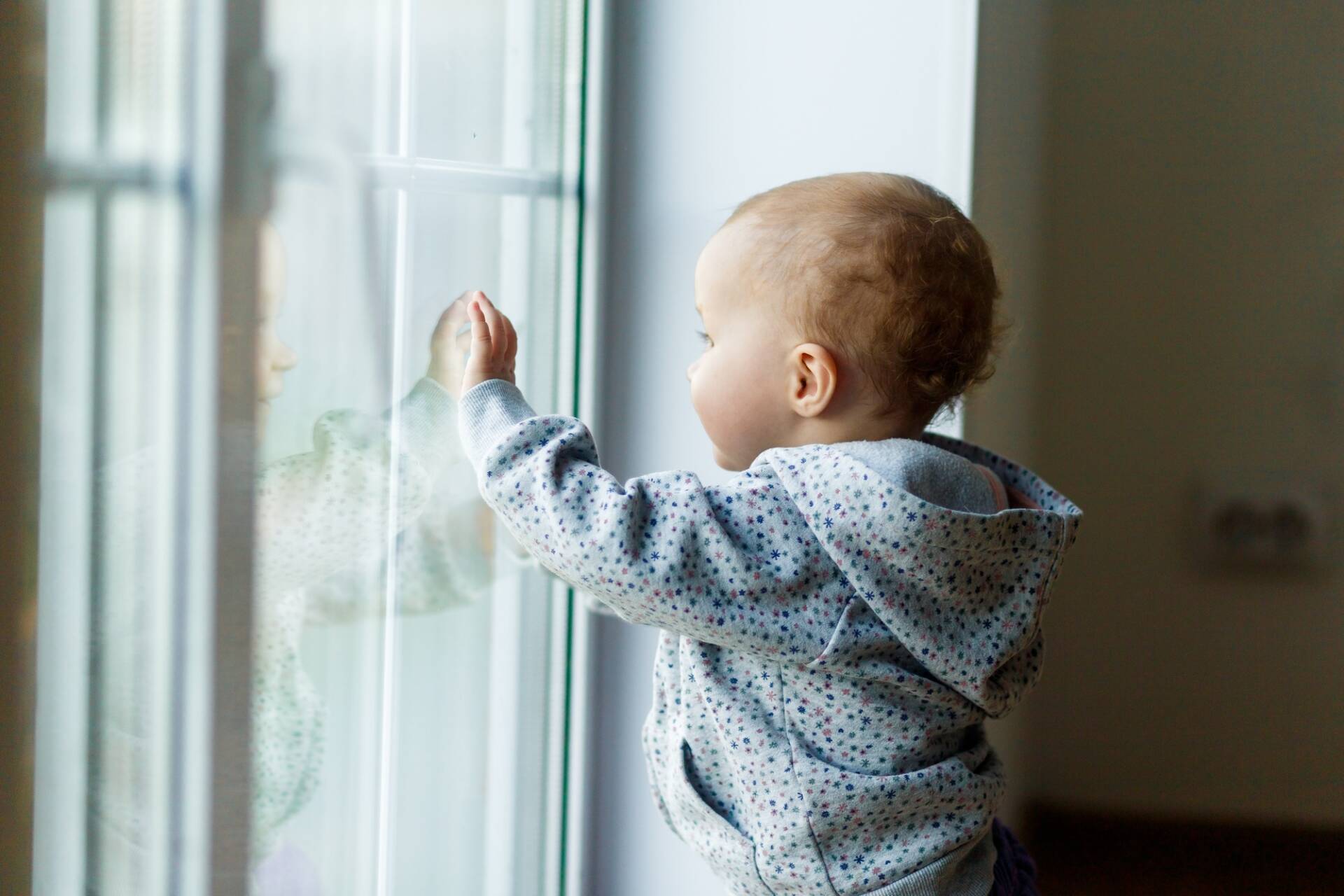 Bebé mirando por la ventana - Puertas y ventanas de pvc Termprotect