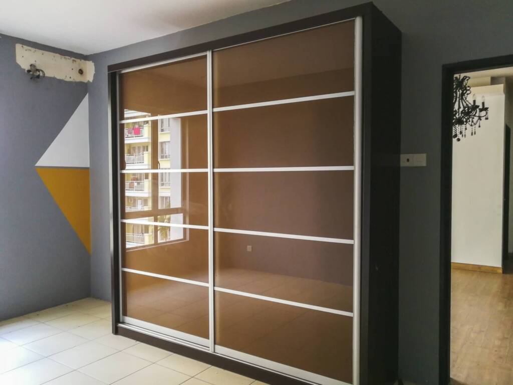 Armario corredizo de cristal en una habitación vacía - Puertas y ventanas de pvc Termprotect