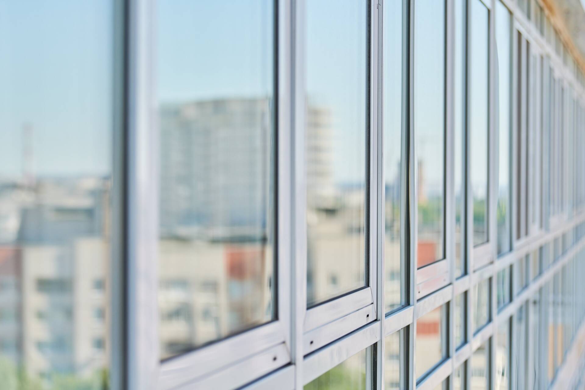 Ventana de PVC en la fachada de rascacielos - Puertas y ventanas de pvc Termprotect