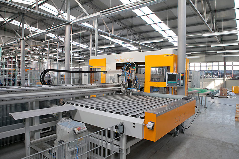 Máquina industrial automatizada en fábrica o planta de producción - Puertas y ventanas de pvc Termprotect