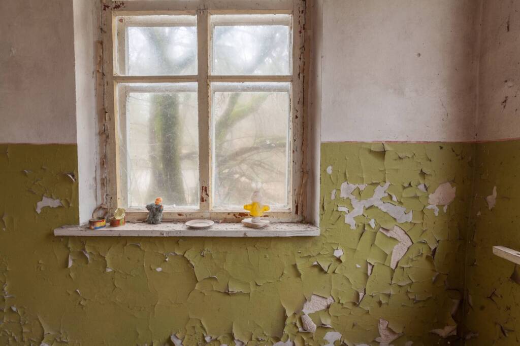 Ventana en antigua casa abandonada en Chernobyl - Puertas y ventanas de pvc Termprotect