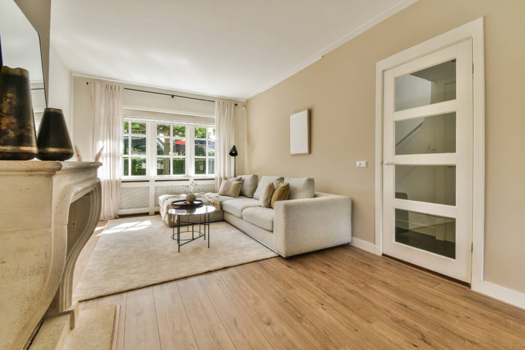 Ventana de PVC moderna integrada en un salón minimalista, maximizando la luz natural.