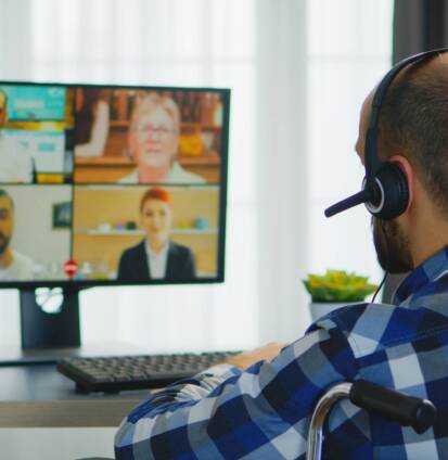 Partners on video call Socios en videollamada - Puertas y ventanas de pvc Termprotect
