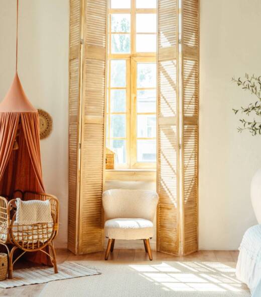 Stylish bright baby room interior with wooden furniture Interior elegante y luminoso de habitación de bebé con muebles de madera - Puertas y ventanas de pvc Termprotect